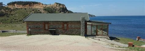 riva daki taş ev